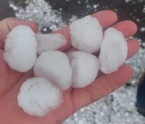 Temporal com granizo destelha ao menos 492 casas e deixa famílias desalojadas no Centro-Sul do Paraná