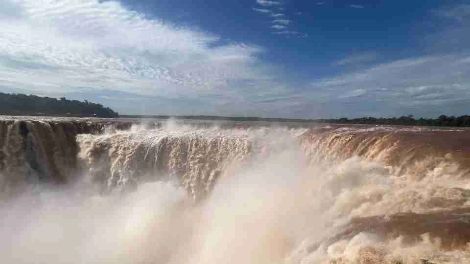 Garganta do Diabo é fechada após aumento da vazão do Rio Iguaçu