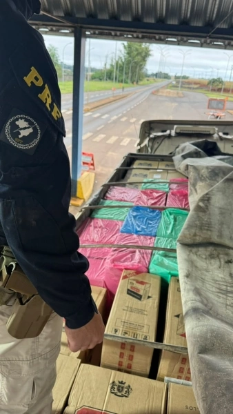 PRF apreende bitrem carregado com cigarros na BR-163 em Guaíra