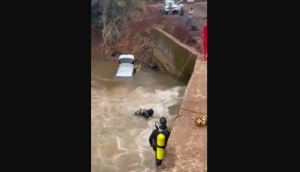 Carro cai de ponte, pais se salvam, mas criança de 6 anos segue submersa