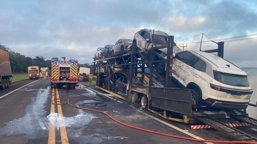 Vídeo: caminhão-cegonha com aproximadamente 10 carros pega fogo na BR-277