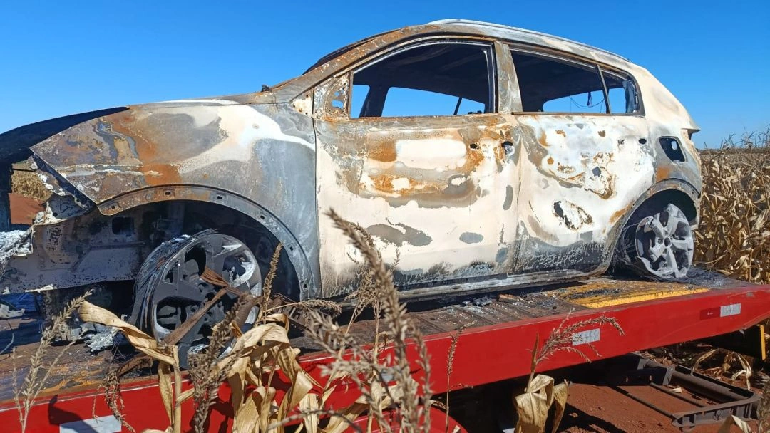 Kia Sportage tomado de assalto em semáforo da Cirne Lima é encontrado incendiado em área rural de Toledo