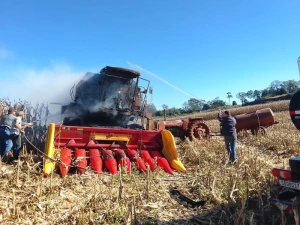 Colheitadeira fica destruída após incêndio durante colheita de milho no interior de Mercedes