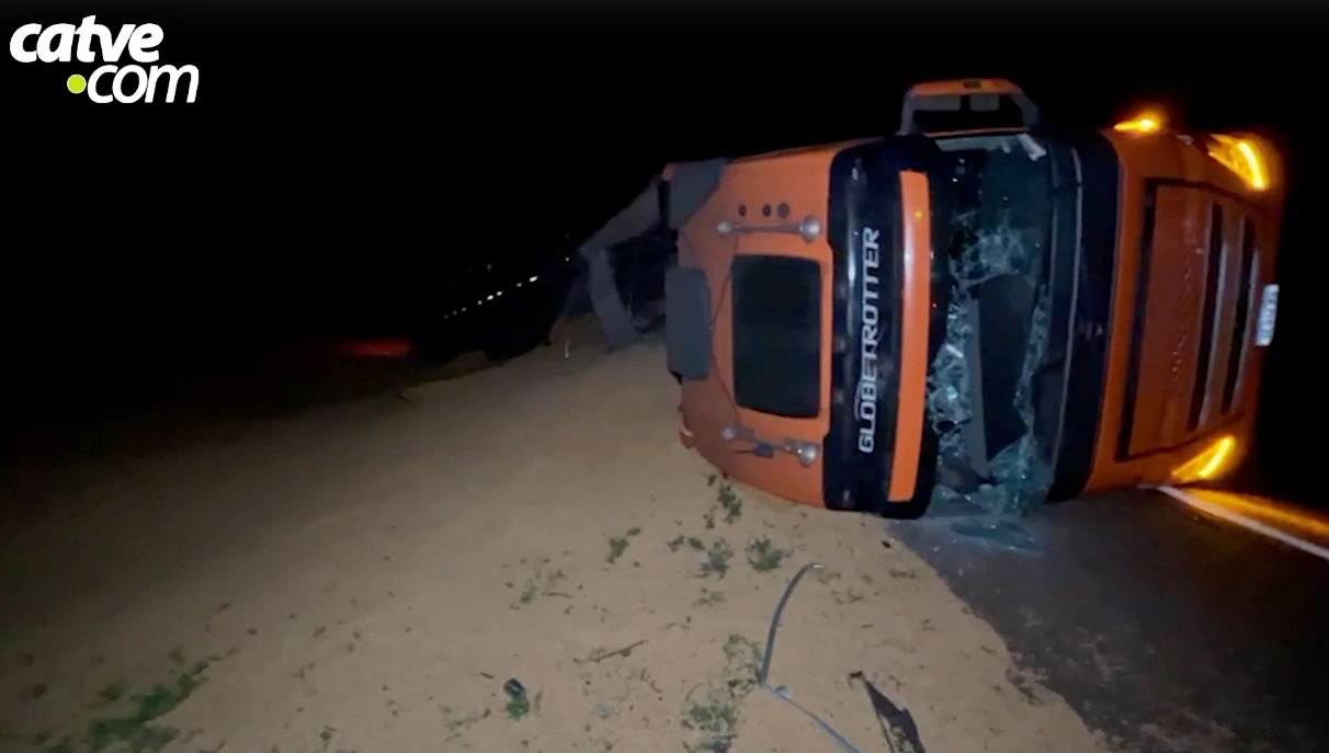 Carreta carregada com soja tomba na BR-163 e motorista fica ferido em Sede Alvorada