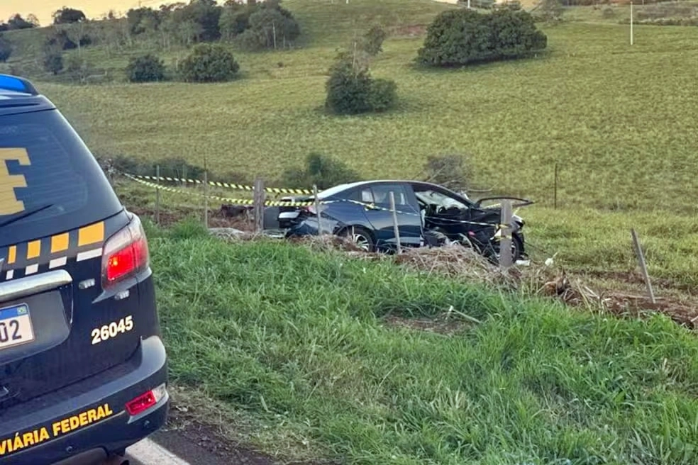 Carro sai da pista, bate em árvore e mata mãe e duas filhas, de 4 e 5 anos, no Paraná