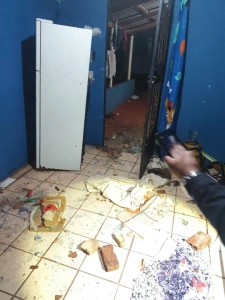 Mulher ataca casa do companheiro com tijolos, foge com criança e é presa em Toledo