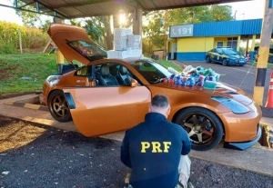 Nissan 350Z carregado com celulares e medicamentos que seriam trazidos para Cascavel é apreendido