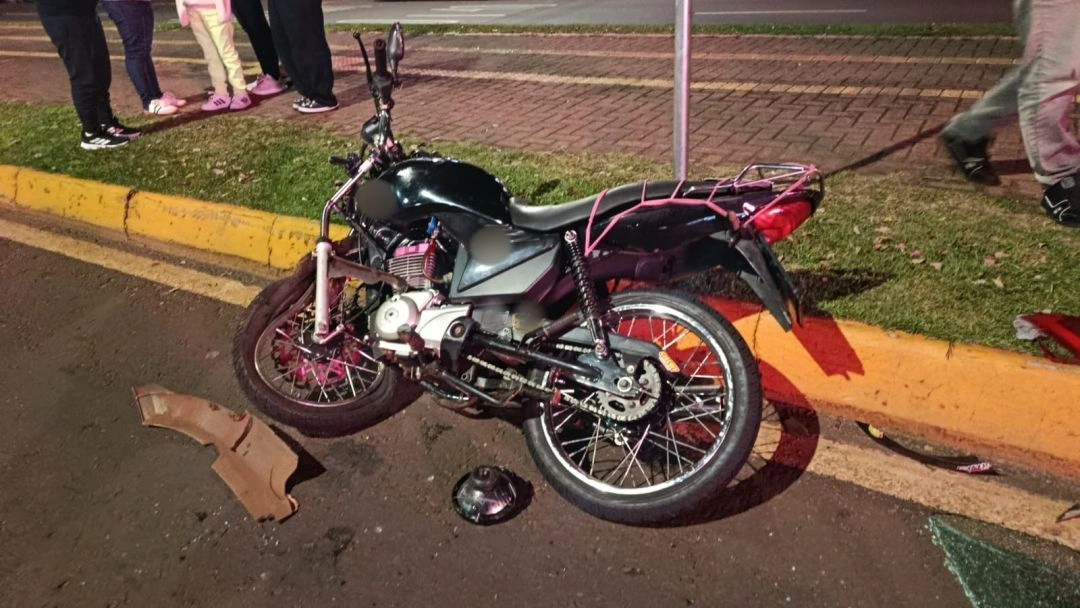 Motociclista envolvido em suposto racha bate em carro e fica ferido na Avenida Parigot de Souza