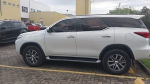 Jovem de 19 anos é preso em motel de Guaíra com Hilux SW4 furtada