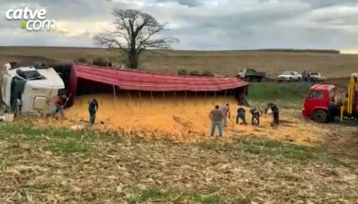 Carreta com 750 sacas de milho tomba em estrada rural de Toledo