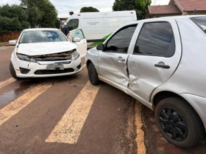 Carro roda na pista e para na calçada após batida no centro de Mercedes