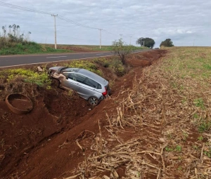 Motorista perde o controle e sai da pista na PR-486, em Assis Chateaubriand