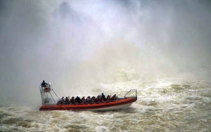 Barco vira durante passeio do Macuco Safari e deixa um morto nas Cataratas do Iguaçu