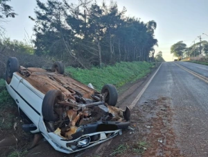 Motorista abandona VW/Gol após capotamento na PRC-467 em Marechal Rondon