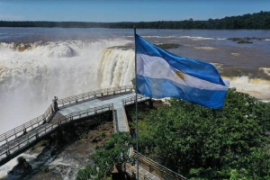 Passarelas da Garganta do Diabo serão removidas temporariamente no lado argentino das Cataratas do Iguaçu por alerta de cheias associadas ao El Niño