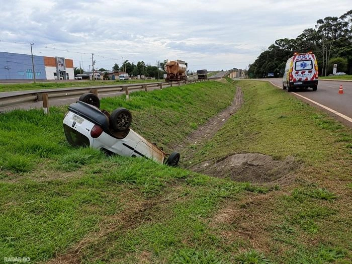 Capotamento na BR-163 deixa motorista ferido em Toledo