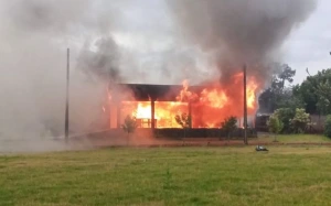 Incêndio destrói residência próxima ao Hospital Veterinário da PUCPR em Toledo