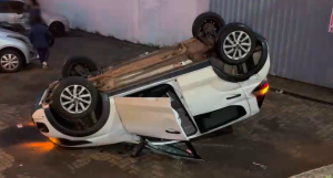 Duas mulheres ficam feridas após capotamento na marginal da PRc-467, em Cascavel