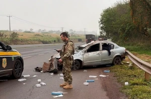 Carro com cigarros capota em fuga da PRF na BR-163 em Toledo