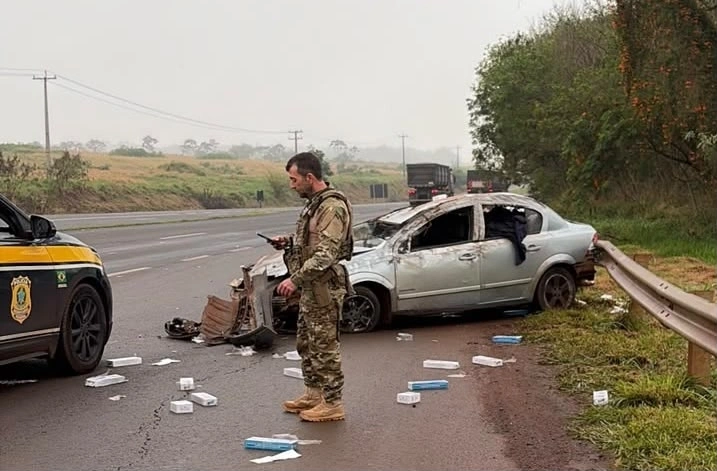 Carro com cigarros capota em fuga da PRF na BR-163 em Toledo
