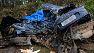 Audi fica completamente destruído em colisão com carreta e jovem de 21 anos morre na PR-090