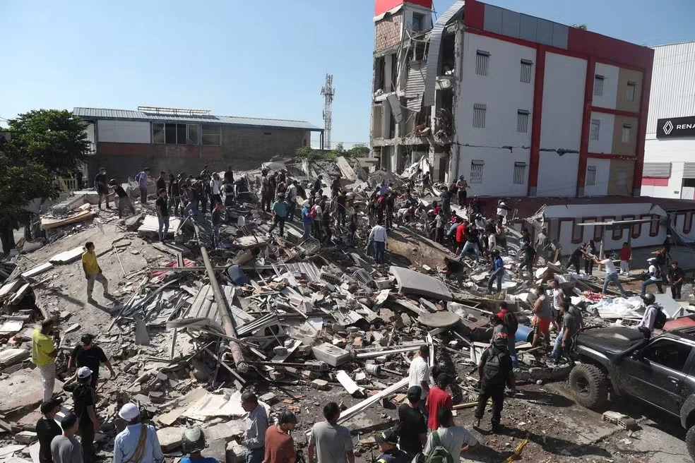 Vídeo: Terremoto de magnitude 7,4 atinge a Colômbia, derruba prédios e mata 70; há pessoas sob escombros