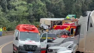 PM fica ferido após ser agredido enquanto atendia ocorrência de furto de carga de caminhão tombado no PR