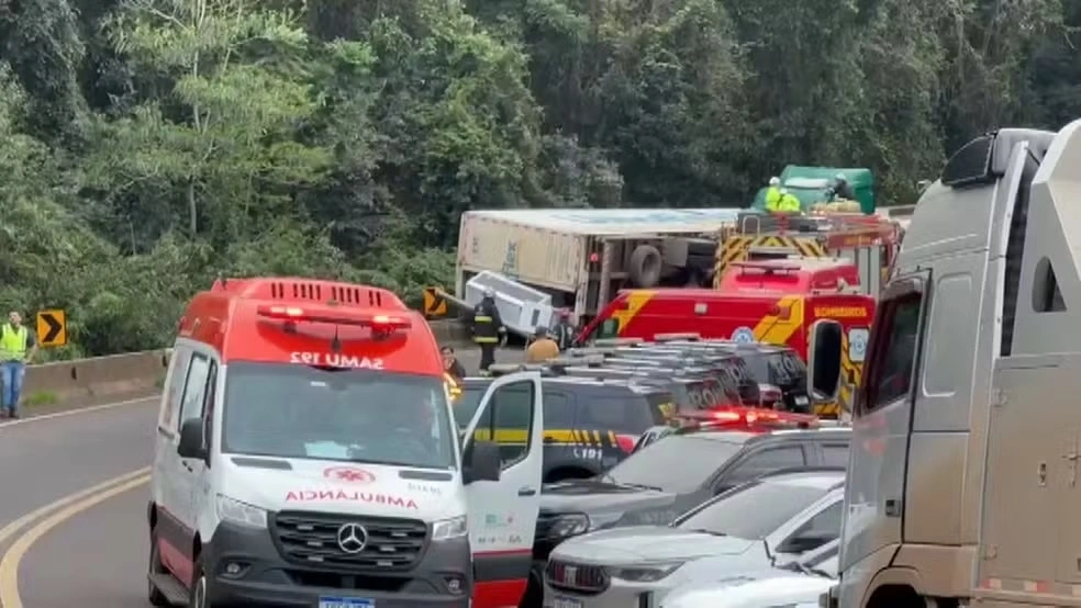 PM fica ferido após ser agredido enquanto atendia ocorrência de furto de carga de caminhão tombado no PR