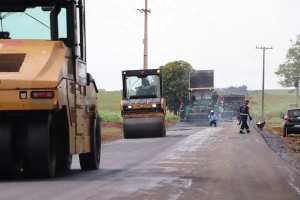 Trecho da estrada rural entre Curvado e Novo Horizonte recebe pavimentação asfáltica