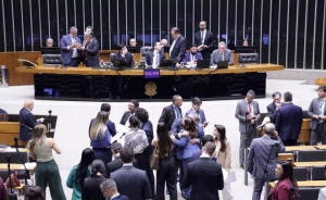 Câmara aprova suspensão da carteira de motorista de quem abandona animal na rua   