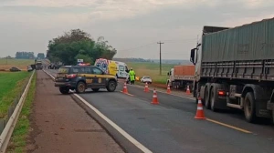 Carreta tomba na BR-163 entre Guaíra e Mercedes