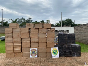 PF e BPFron descobrem casa usada como depósito de cigarros contrabandeados em Porto Mendes
