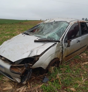 Capotamento de Ford Focus é registrado na rodovia entre Pato Bragado e Porto Britânia