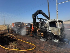 Incêndio atinge caminhão durante trabalho em rede de alta tensão em Nova Santa Rosa