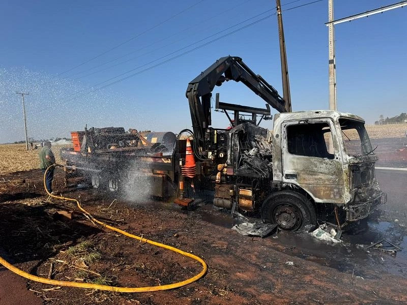 Incêndio atinge caminhão durante trabalho em rede de alta tensão em Nova Santa Rosa
