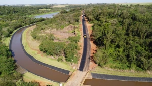 Asfaltamento avança no trecho entre a Linha Bandeirantes e a usina da Cercar