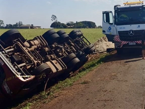Carreta tomba na BR-163 entre Mercedes e Guaíra