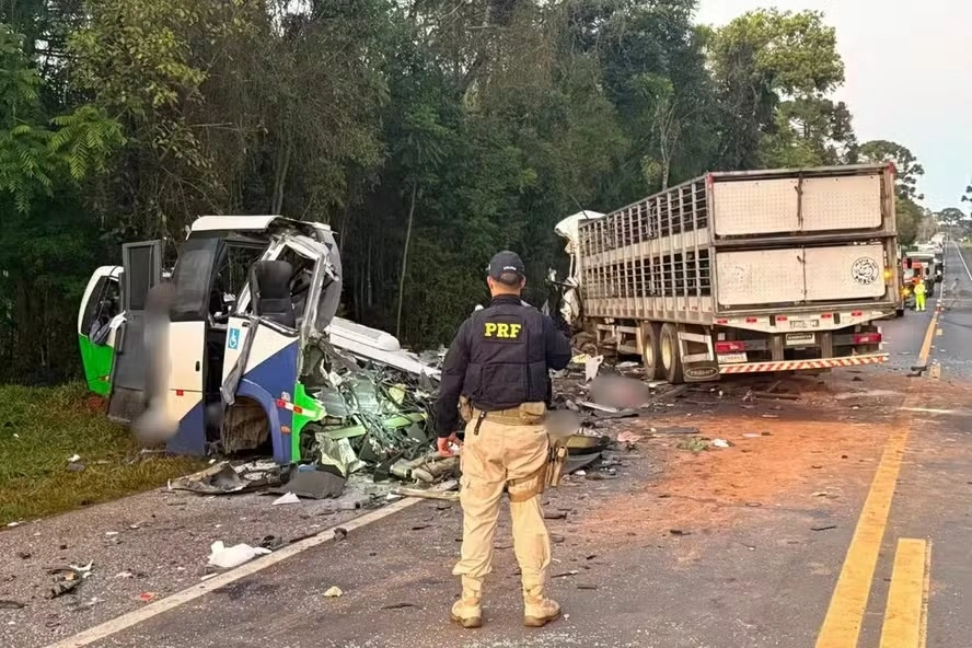 Acidente entre caminhão e micro-ônibus deixa ao menos 22 mortos na BR-373, no Paraná