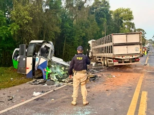 PRF confirma 23ª morte em grave acidente entre micro-ônibus e caminhão na BR-373, em Ipiranga