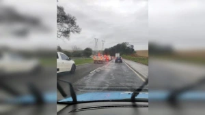 Peça cai de caminhão, atinge dois veículos e deixa BR-163 interditada em Cascavel