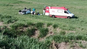 Mulher fica ferida após carro capotar e parar em terreno às margens da BR-163, em Toledo