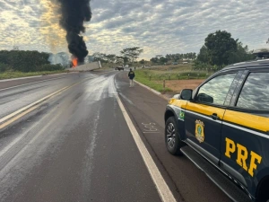 Carreta tomba e pega fogo na BR-487, em Icaraíma; condutor estava preso às ferragens