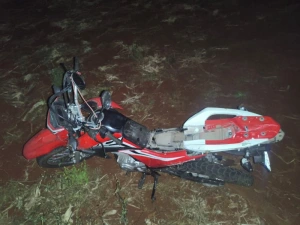 Acidente entre moto e trator deixa mulher gravemente ferida em Mercedes