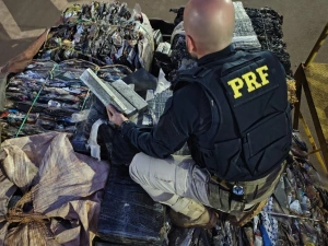 PRF encontra mais de uma tonelada de maconha escondida em carga de sucata na BR-277