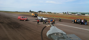 Avião de pequeno porte faz pouso de emergência no Aeroporto de Cascavel