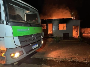 Incêndio destrói casa em Nova Santa Rosa e mobiliza caminhões-pipa e Corpo de Bombeiros