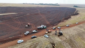 Ação conjunta controla incêndio de grandes proporções em Novo Três Passos