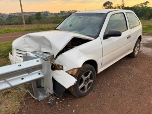 Gol bate contra guard rail na PR-491, na saída de Nova Santa Rosa para Marechal Rondon