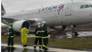 Avião da Latam derrapa na pista e fica atolado no Aeroporto de Cascavel
