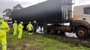 Raio atinge caminhão e provoca incêndio em pneu na BR-467, em Cascavel